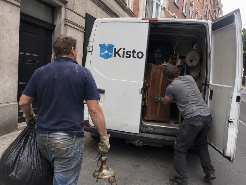 Mann belädt einen Kisto-Transporter mit Umzugskartons vor dem Haus am Umzugstag